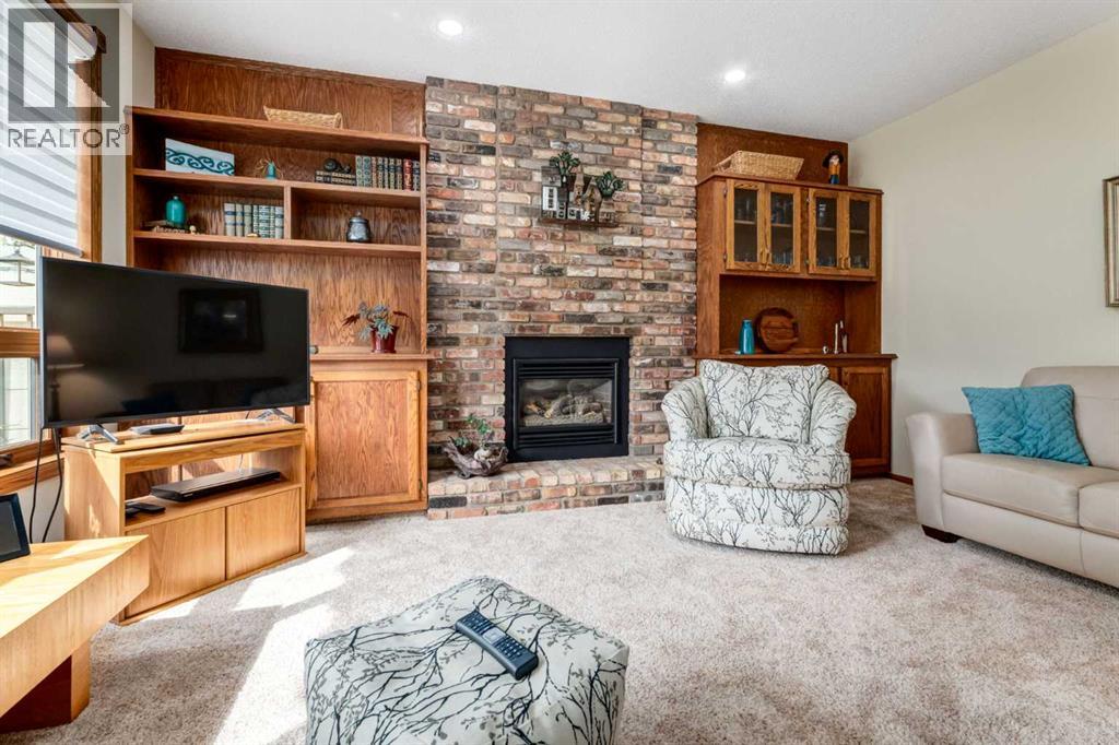 Photo 17 of 79 Woodhaven Road Sw, Calgary AB