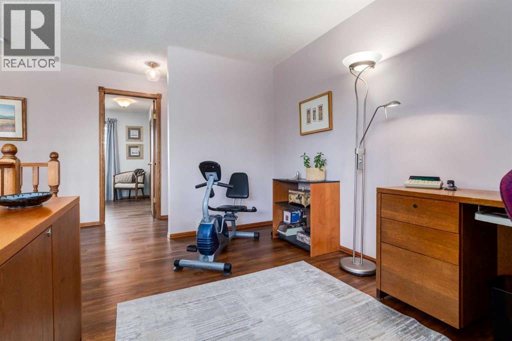 Photo 24 of 79 Woodhaven Road Sw, Calgary AB