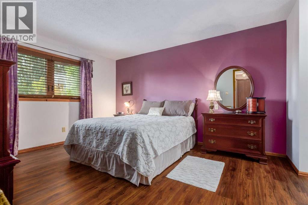 Photo 25 of 79 Woodhaven Road Sw, Calgary AB
