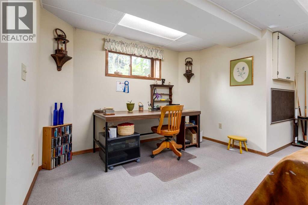 Photo 38 of 79 Woodhaven Road Sw, Calgary AB