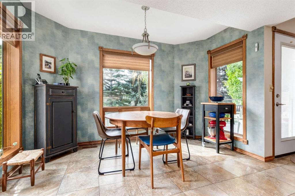 Photo 9 of 79 Woodhaven Road Sw, Calgary AB