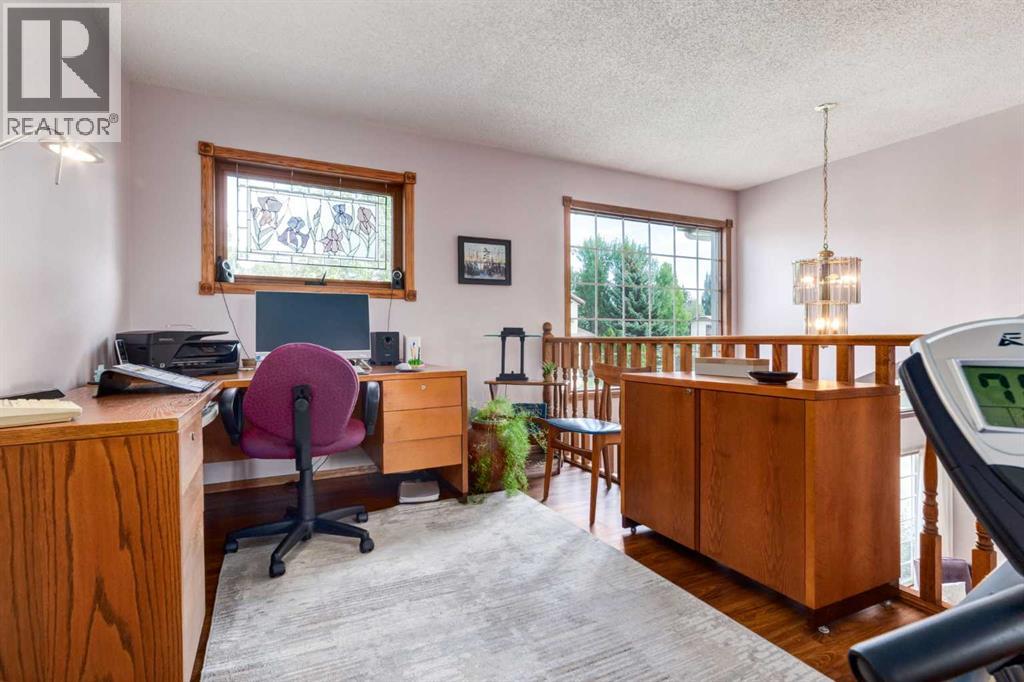 Photo 23 of 79 Woodhaven Road Sw, Calgary AB