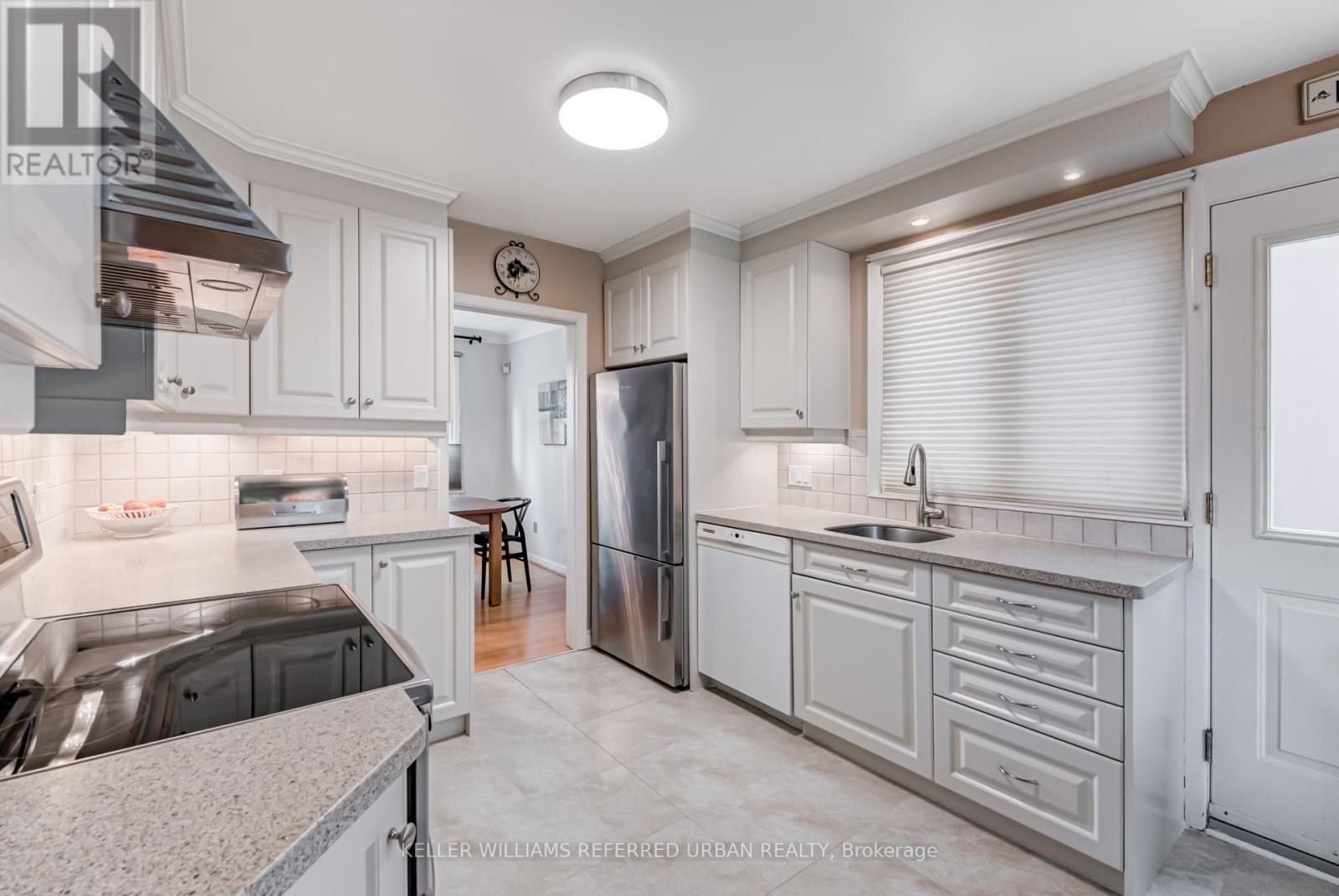 Photo 7 of 26 Foxmeadow Road, Toronto ON