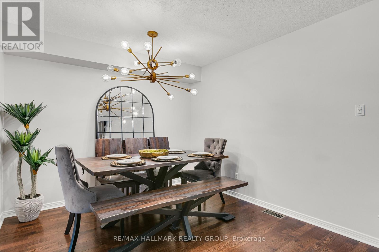 Photo 8 of 31 Saddlesmith Circle, Ottawa ON