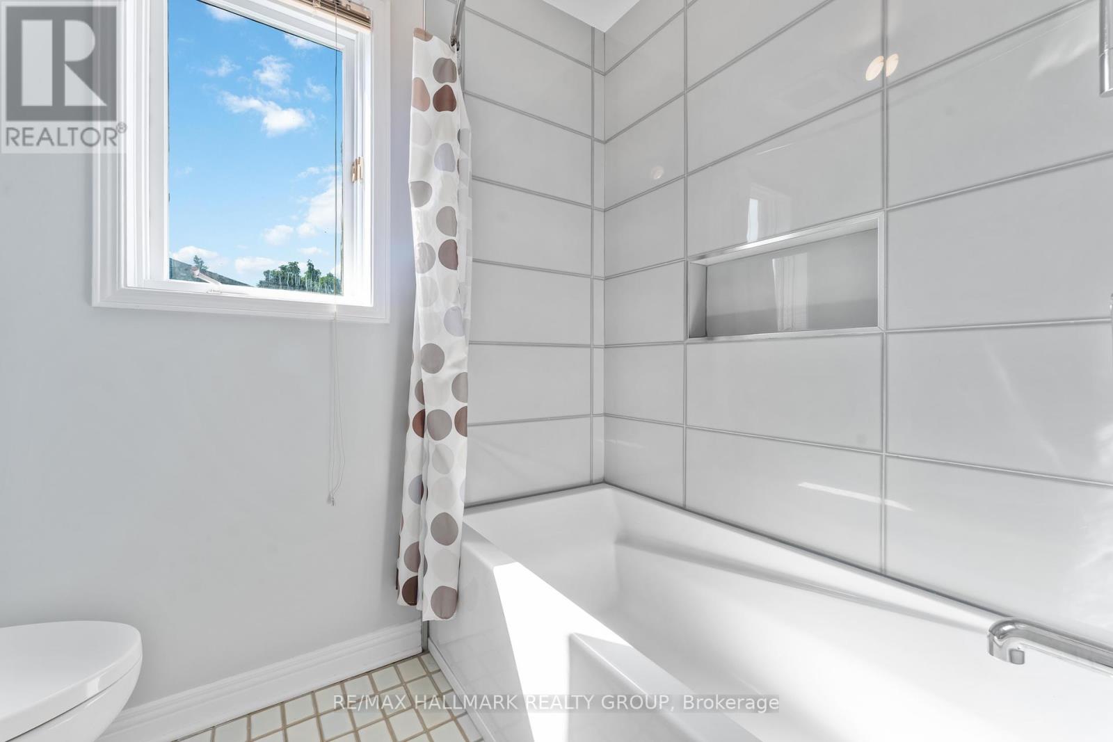 Photo 20 of 109 Country Club Drive, Ottawa ON