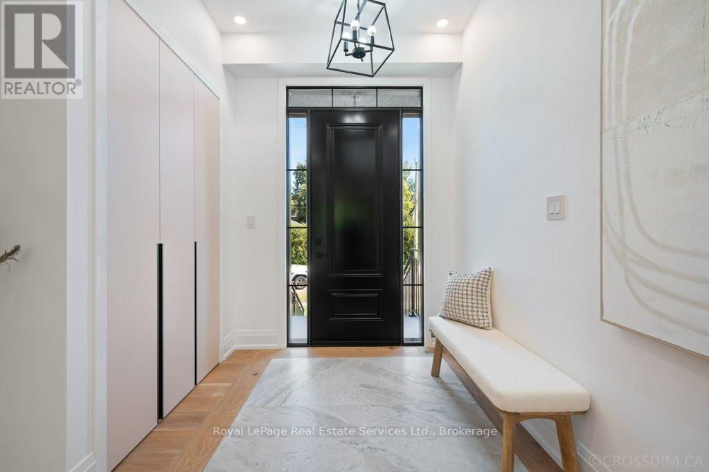 Photo 3 of 480 Scarsdale Crescent, Oakville ON
