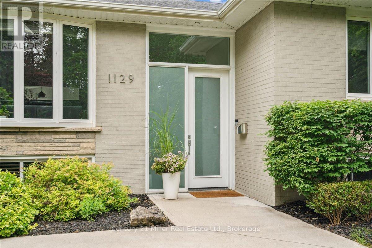 Photo 3 of 1129 Shaw Street, Oakville ON