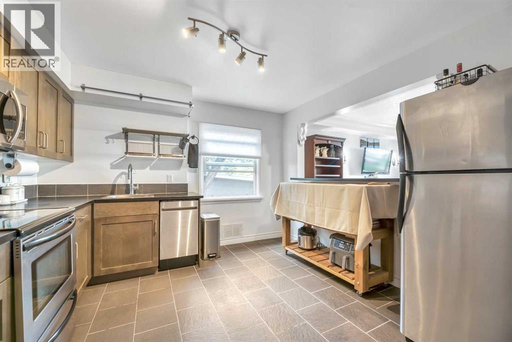 Photo 10 of 3 1833 21 Avenue Nw, Calgary AB