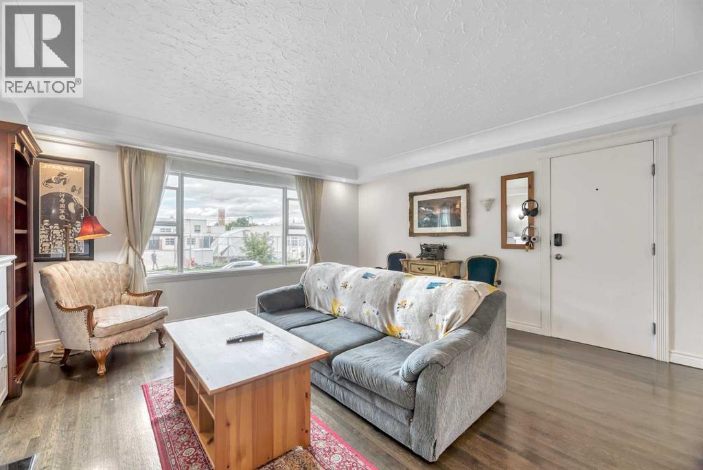 Photo 6 of 3 1833 21 Avenue Nw, Calgary AB