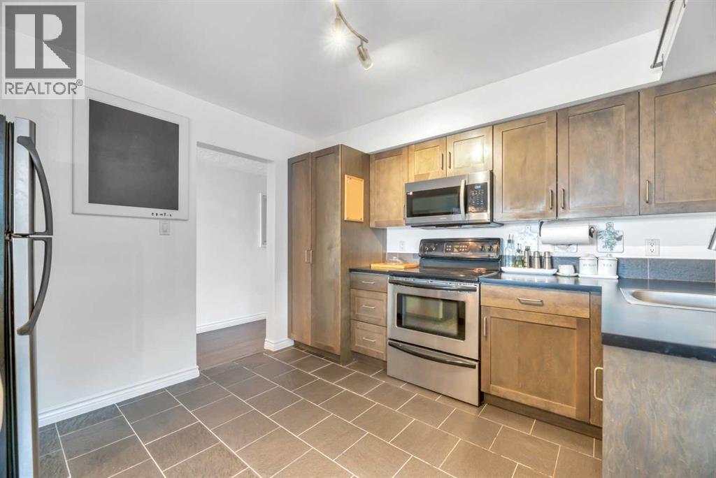 Photo 11 of 3 1833 21 Avenue Nw, Calgary AB