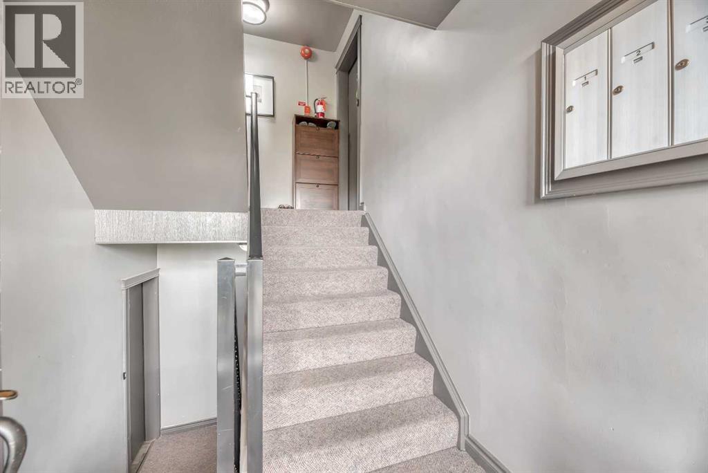 Photo 4 of 3 1833 21 Avenue Nw, Calgary AB