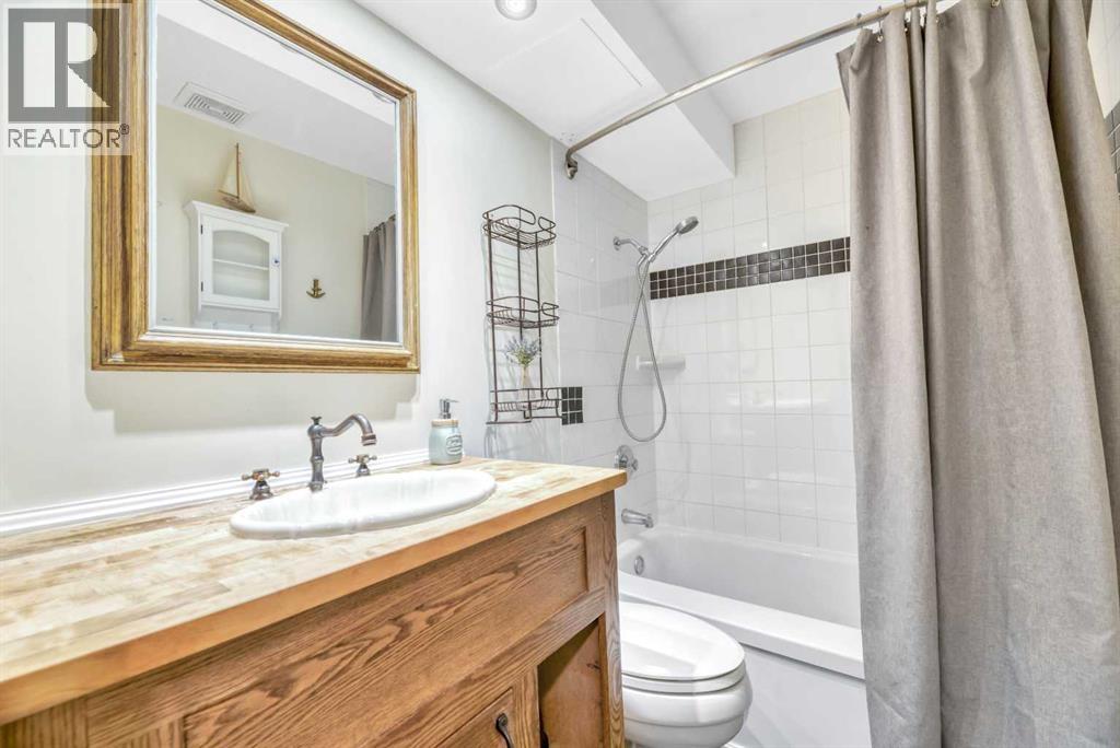 Photo 13 of 3 1833 21 Avenue Nw, Calgary AB