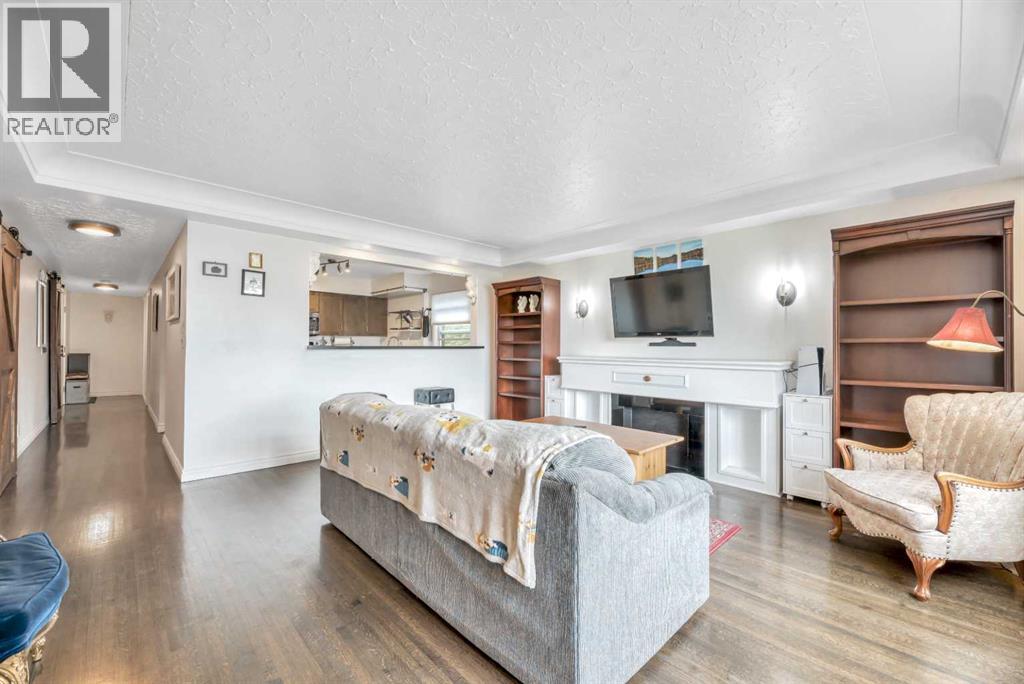 Photo 7 of 3 1833 21 Avenue Nw, Calgary AB