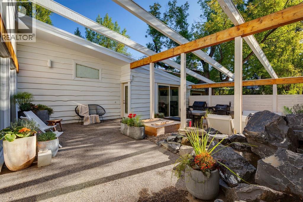 Photo 3 of 1432 Chardie Place Sw, Calgary AB
