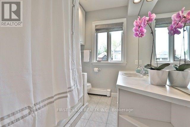 Photo 11 of 262 Castlefield Avenue, Toronto ON