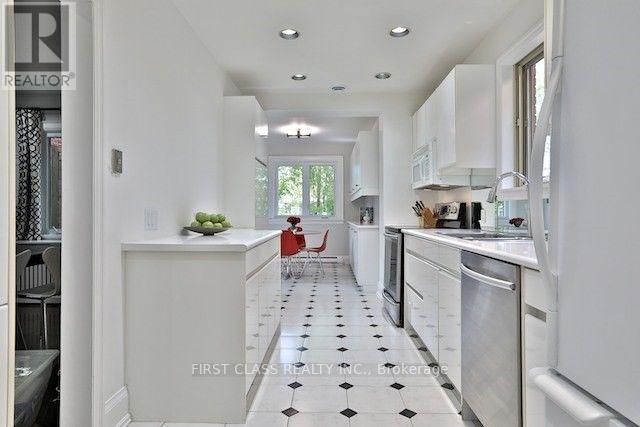 Photo 3 of 262 Castlefield Avenue, Toronto ON