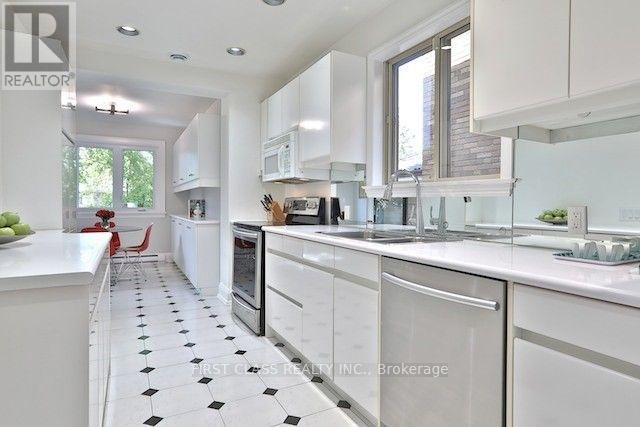 Photo 4 of 262 Castlefield Avenue, Toronto ON