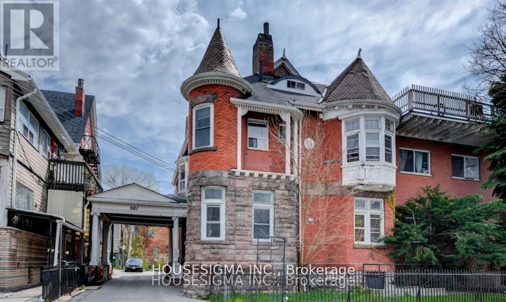 Photo 1 of 204 661 Huron Street, Toronto ON