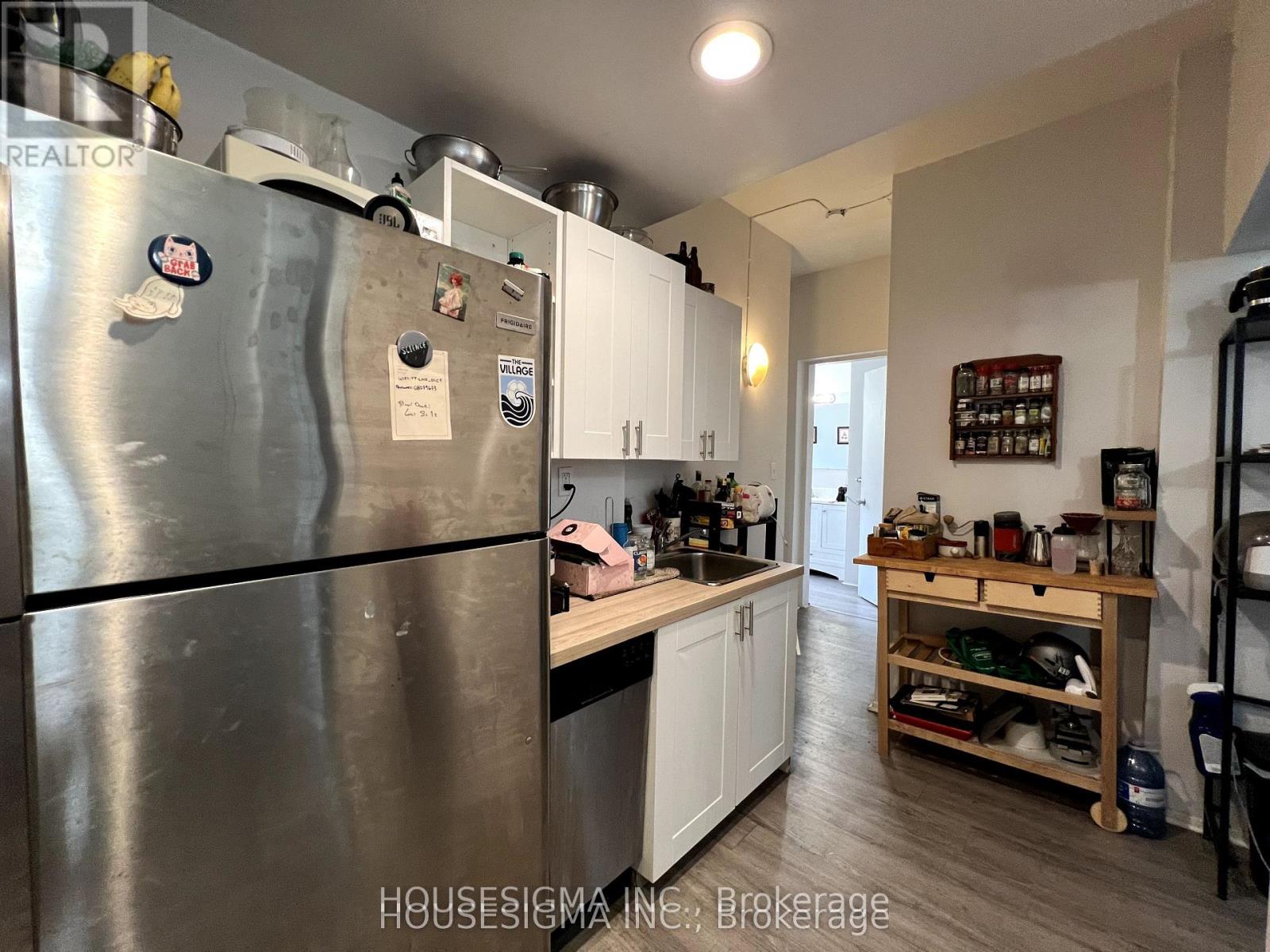 Photo 4 of 204 661 Huron Street, Toronto ON