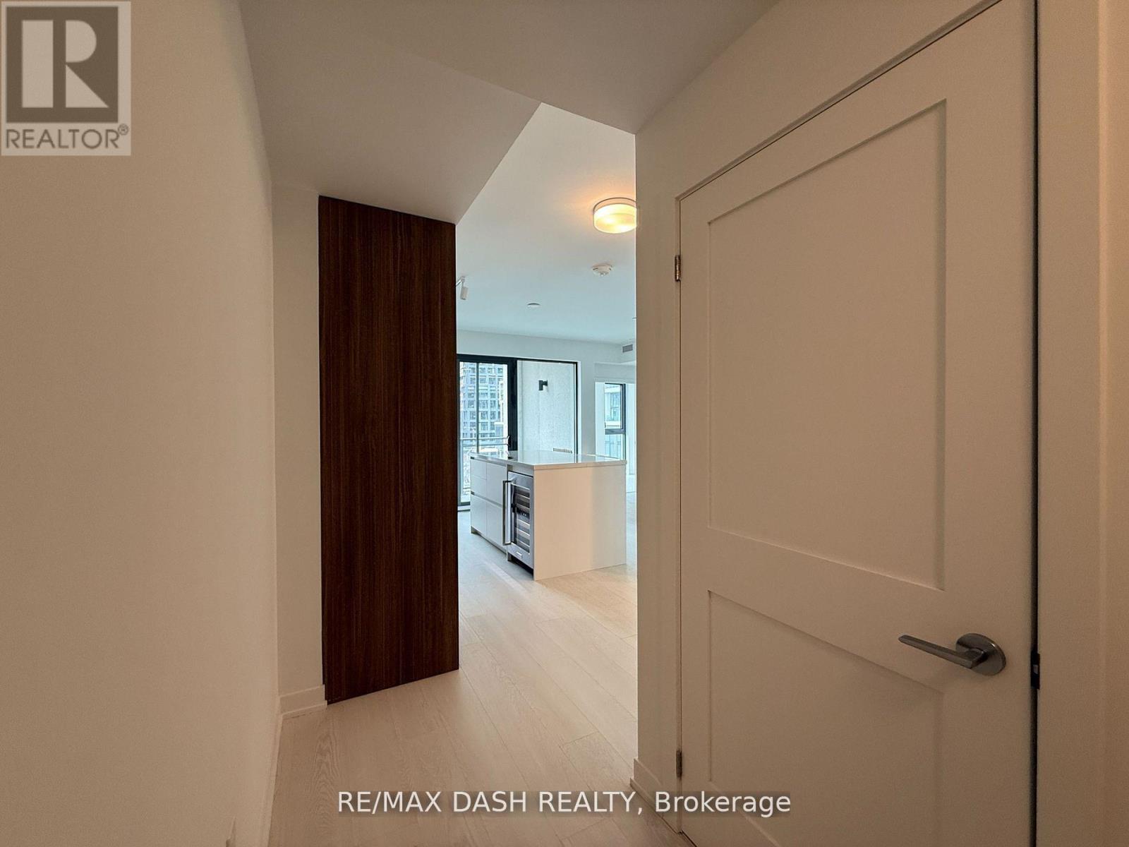 Photo 4 of 403 1 Hillsdale Avenue W, Toronto ON