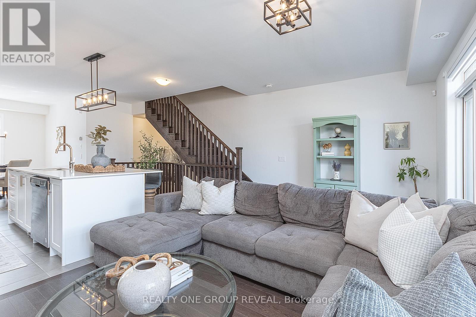 Photo 10 of 9 Morrison Crescent, Whitby ON