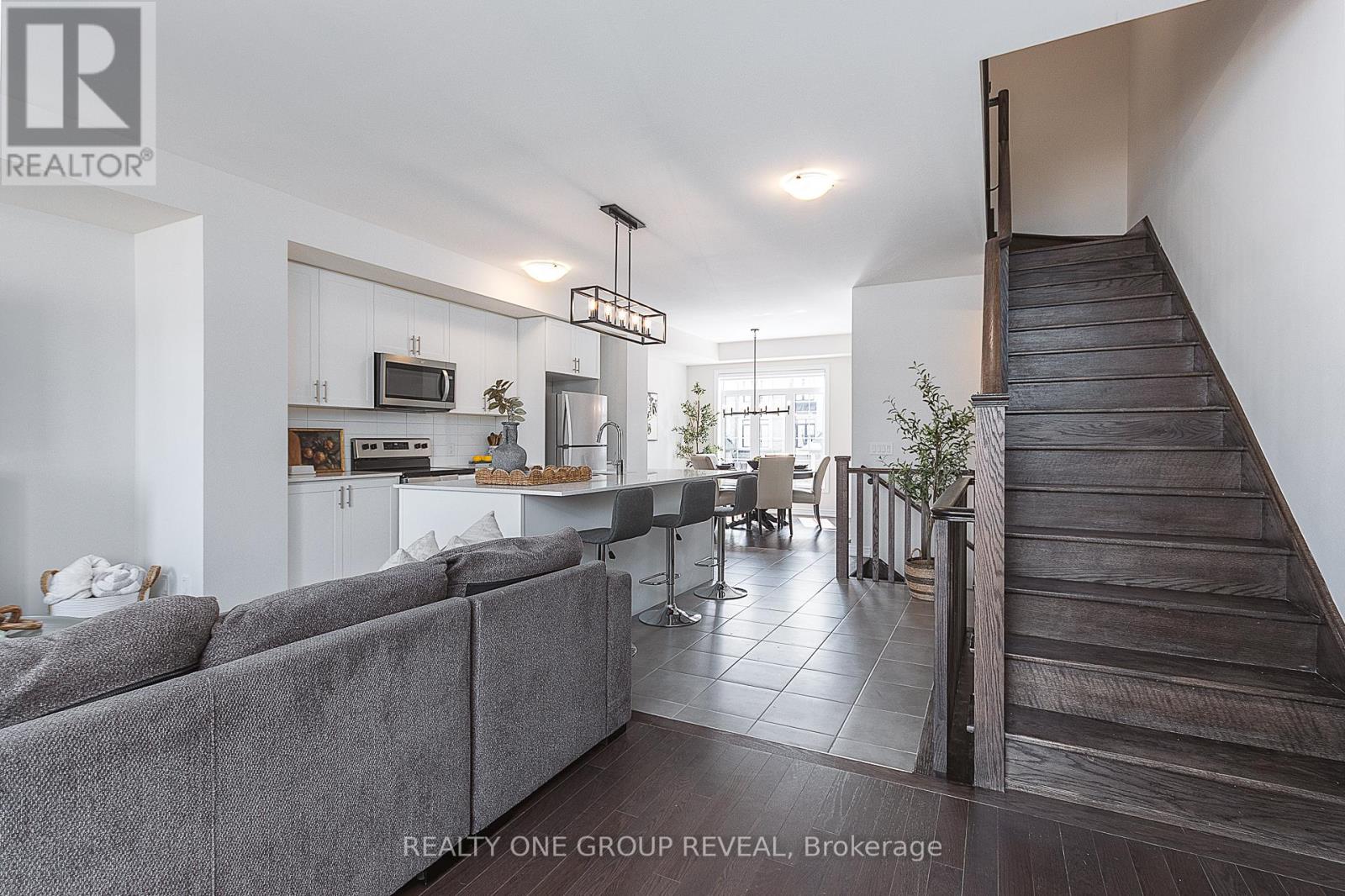Photo 8 of 9 Morrison Crescent, Whitby ON