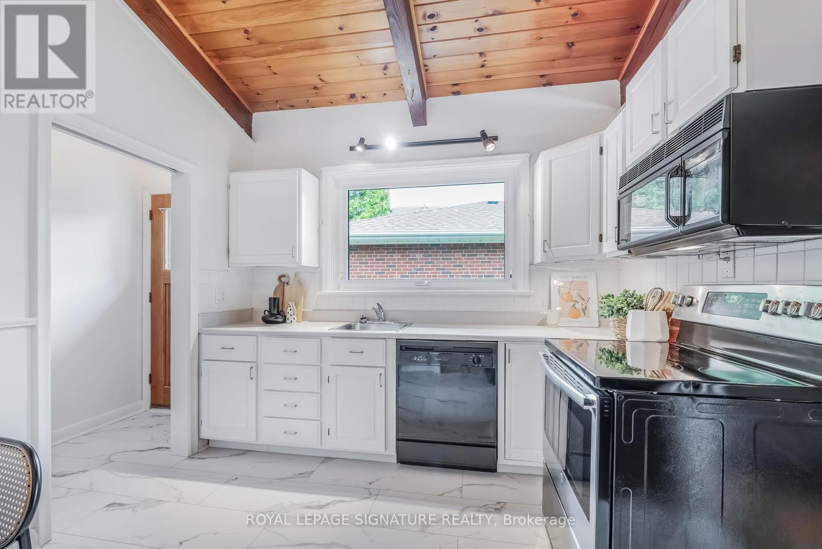 Photo 10 of 6 Lynn Gate Crescent, Toronto ON