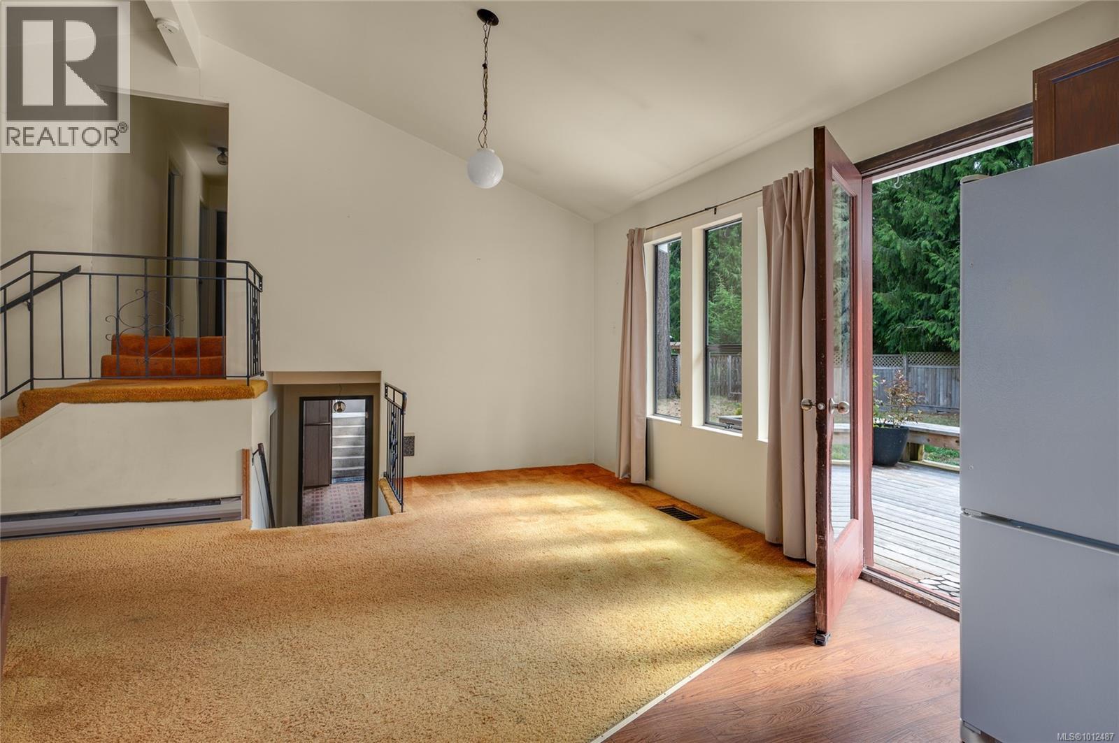 Photo 11 of 862 Ballenas Rd W, Parksville BC