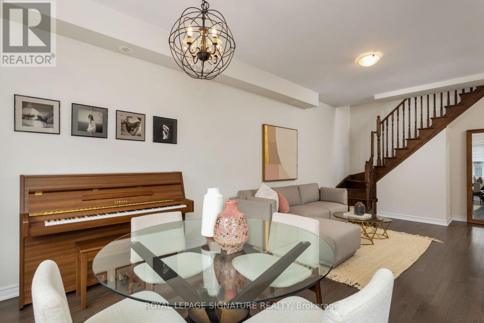 Photo 1 of 18 105 Kayla Crescent E, Vaughan ON