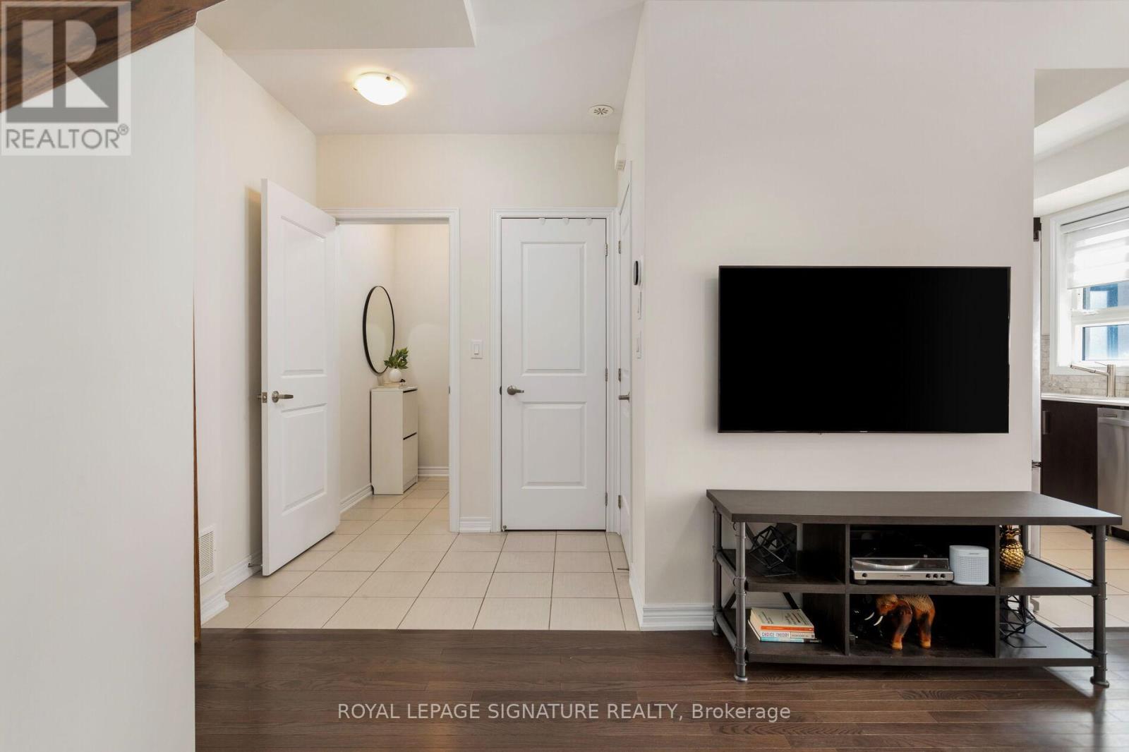 Photo 10 of 18 105 Kayla Crescent E, Vaughan ON