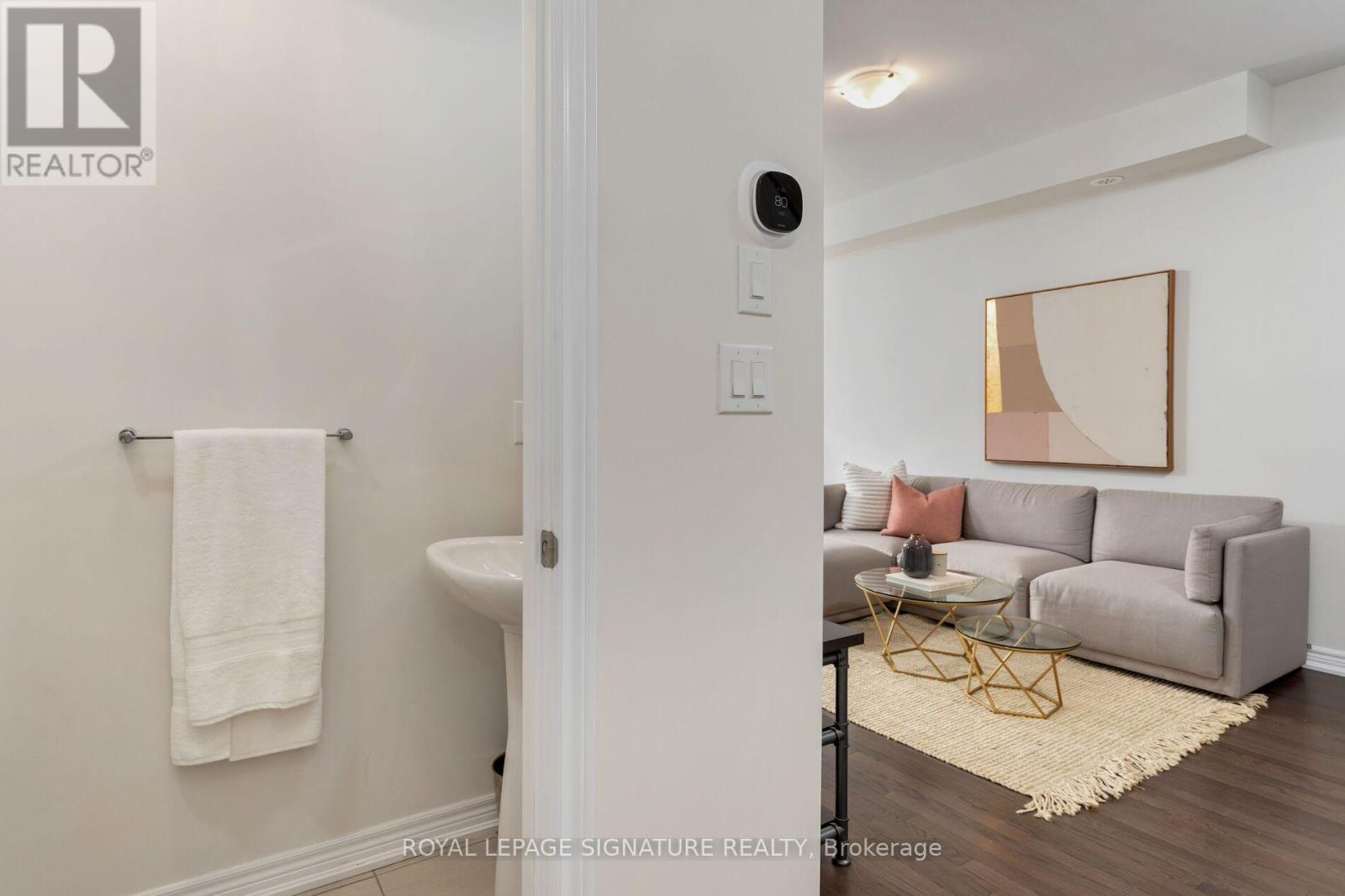 Photo 11 of 18 105 Kayla Crescent E, Vaughan ON