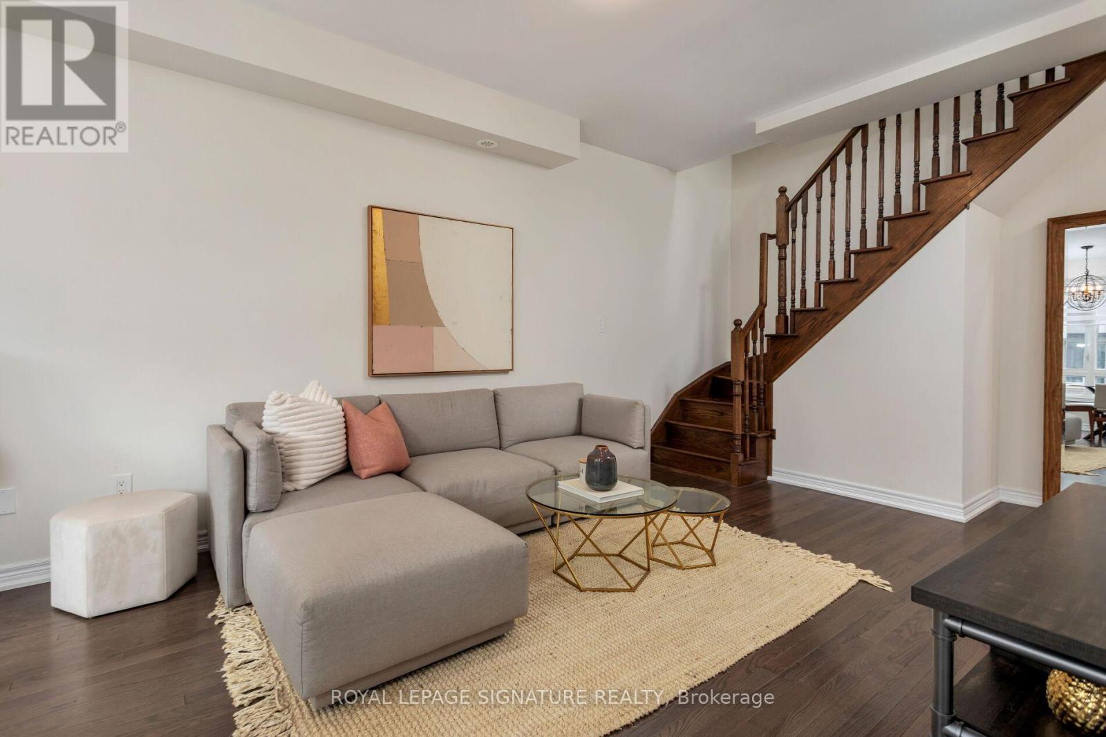 Photo 12 of 18 105 Kayla Crescent E, Vaughan ON