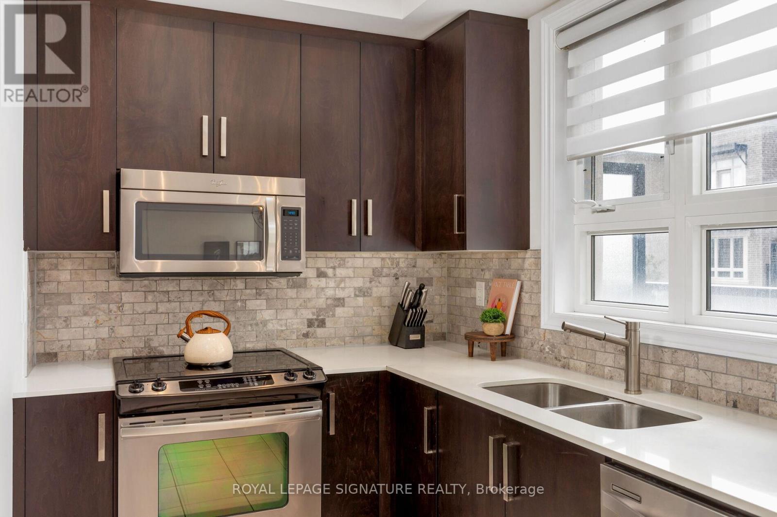 Photo 13 of 18 105 Kayla Crescent E, Vaughan ON