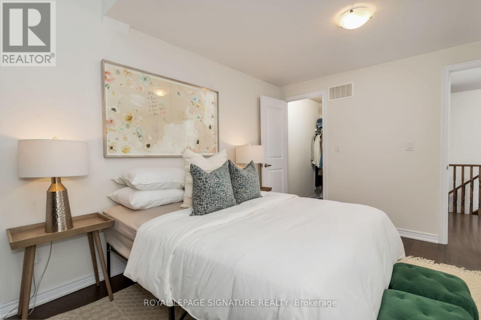 Photo 16 of 18 105 Kayla Crescent E, Vaughan ON