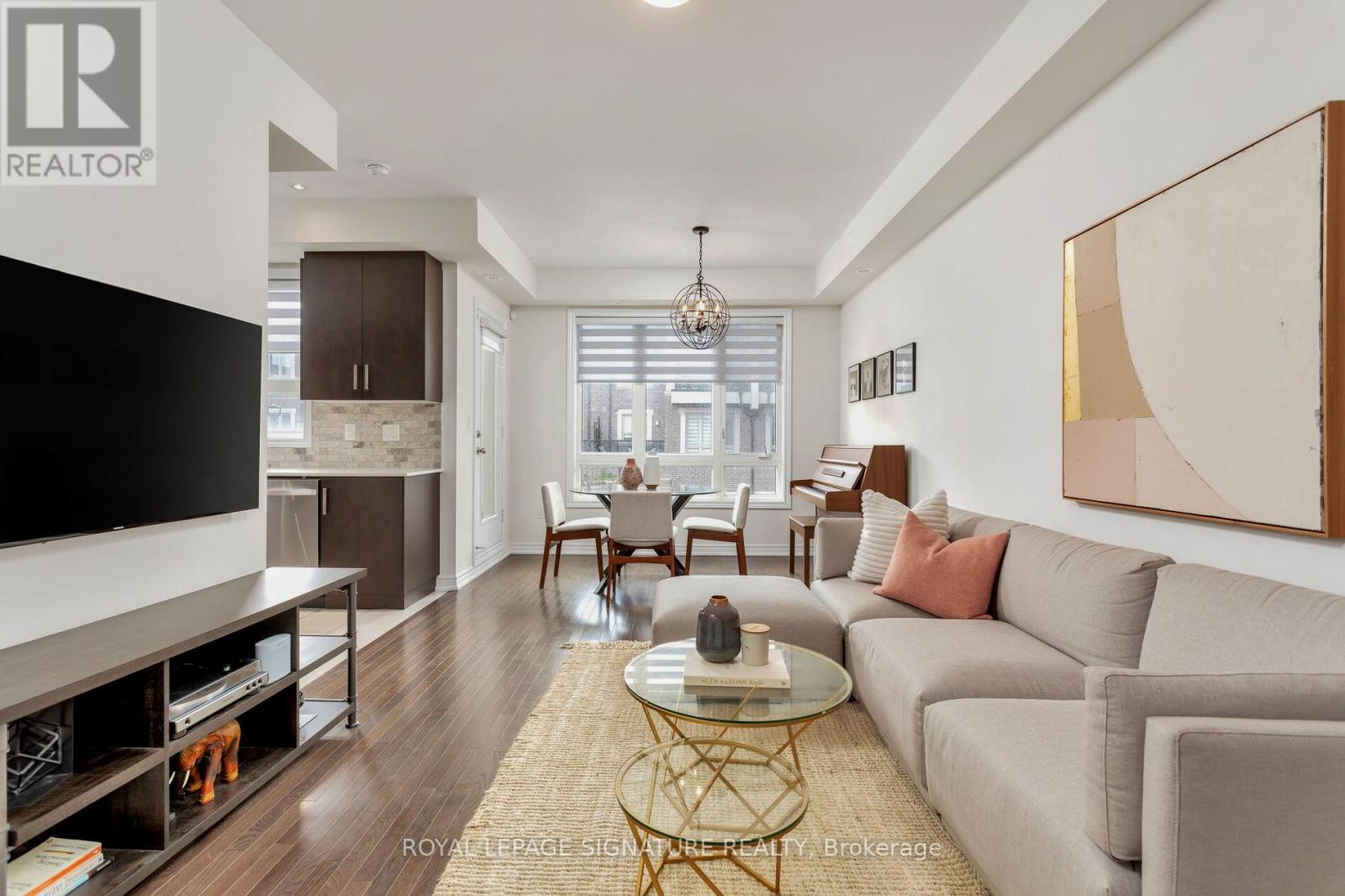 Photo 2 of 18 105 Kayla Crescent E, Vaughan ON