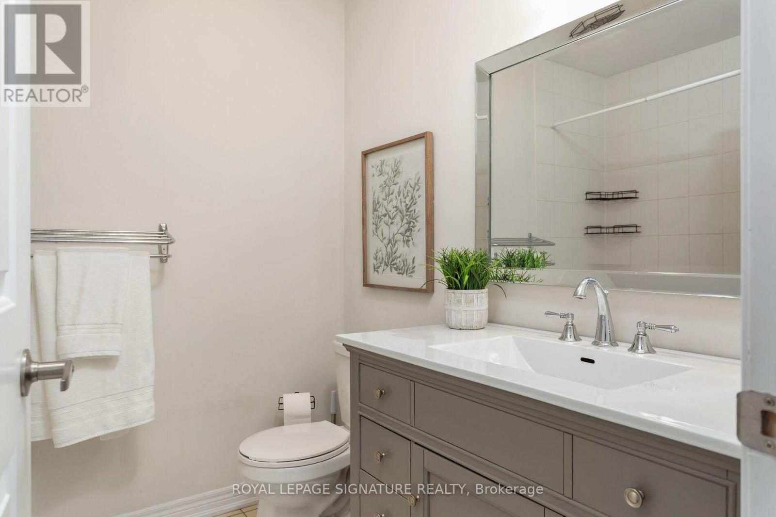 Photo 21 of 18 105 Kayla Crescent E, Vaughan ON