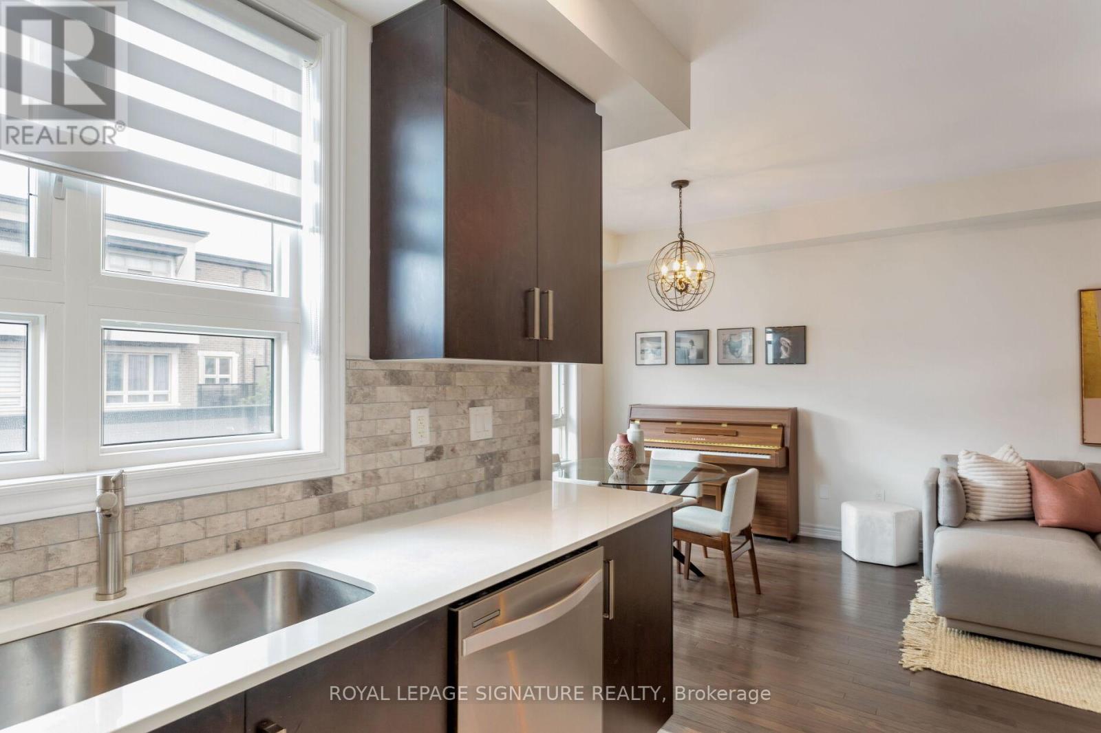 Photo 3 of 18 105 Kayla Crescent E, Vaughan ON