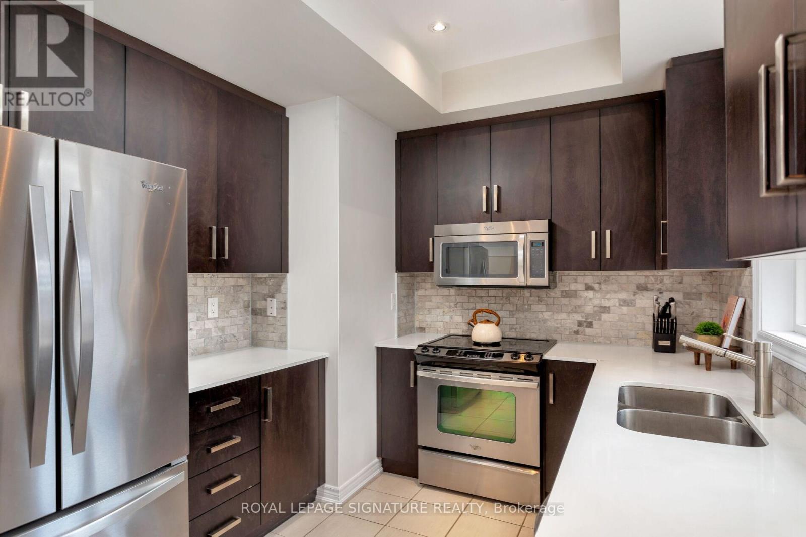 Photo 4 of 18 105 Kayla Crescent E, Vaughan ON