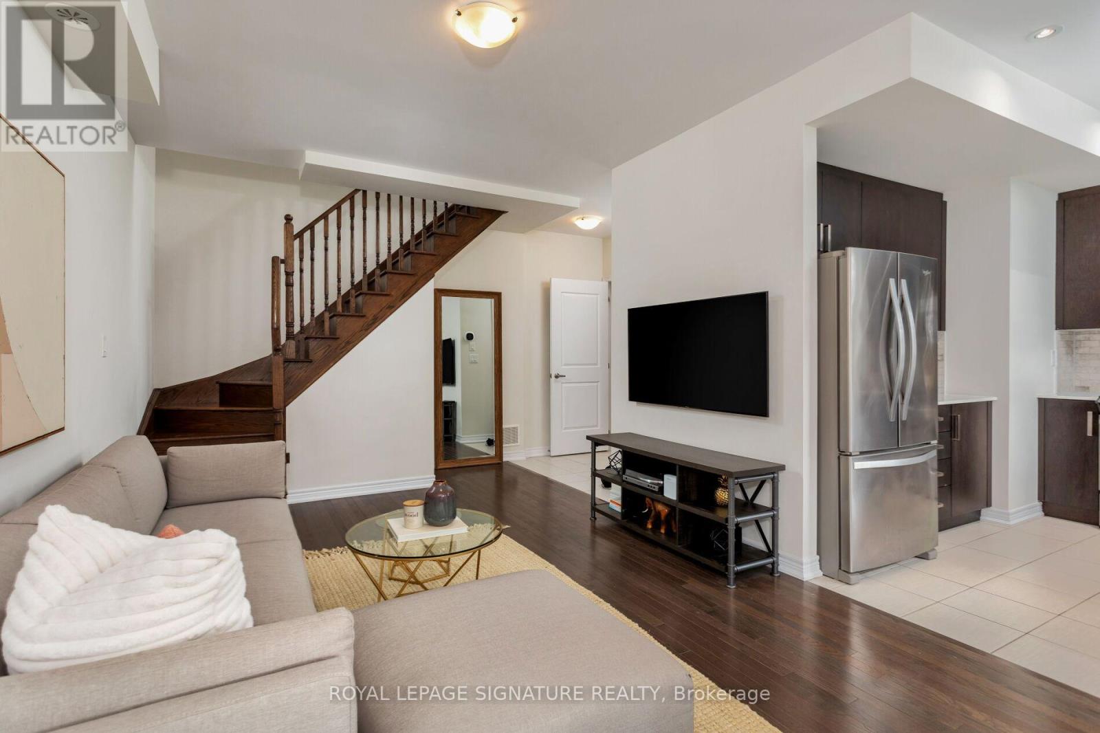 Photo 5 of 18 105 Kayla Crescent E, Vaughan ON