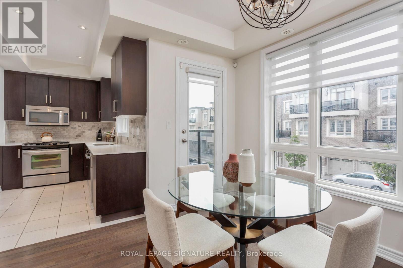 Photo 6 of 18 105 Kayla Crescent E, Vaughan ON