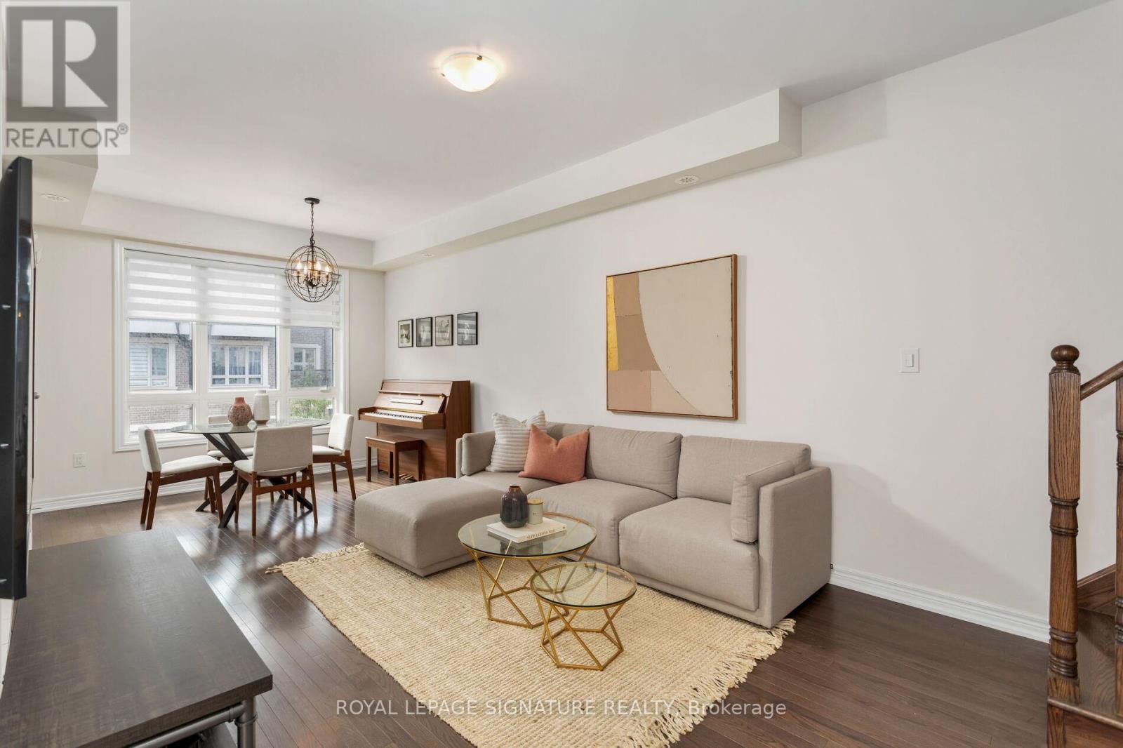 Photo 8 of 18 105 Kayla Crescent E, Vaughan ON