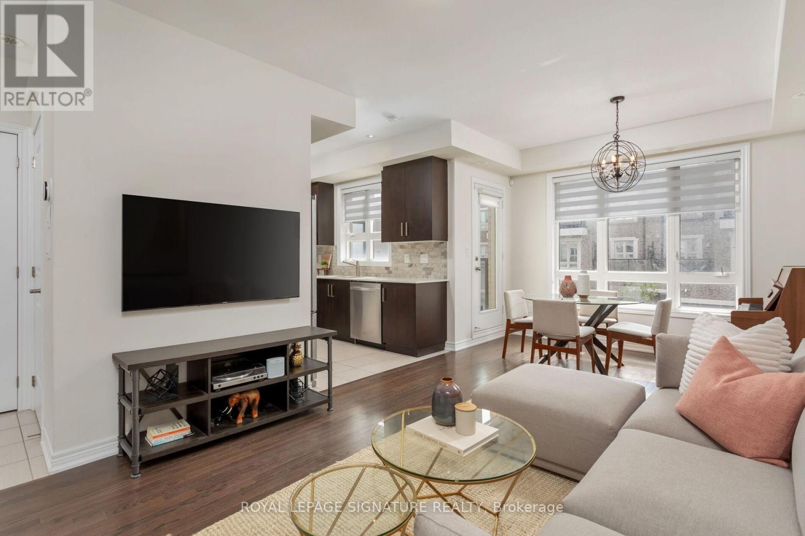 Photo 9 of 18 105 Kayla Crescent E, Vaughan ON