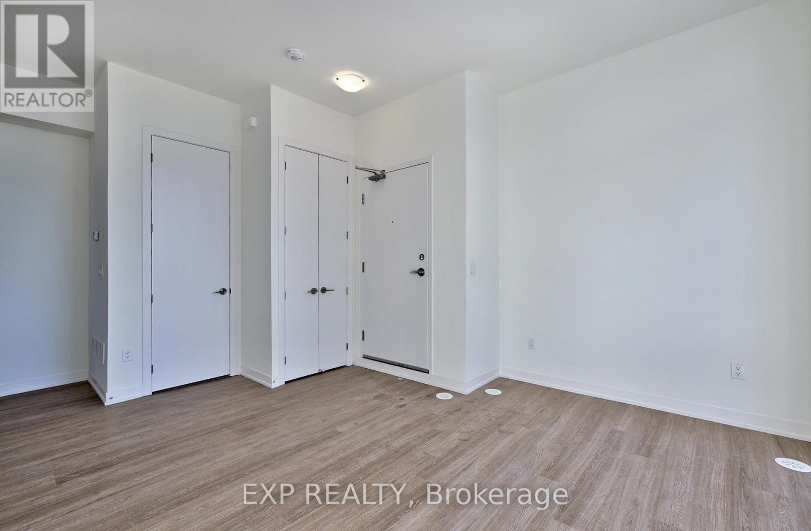 Photo 2 of 1017 14 David Eyer Road, Richmond Hill ON