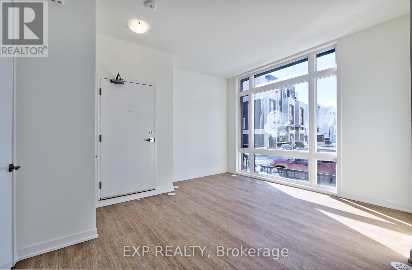 Photo 4 of 1017 14 David Eyer Road, Richmond Hill ON