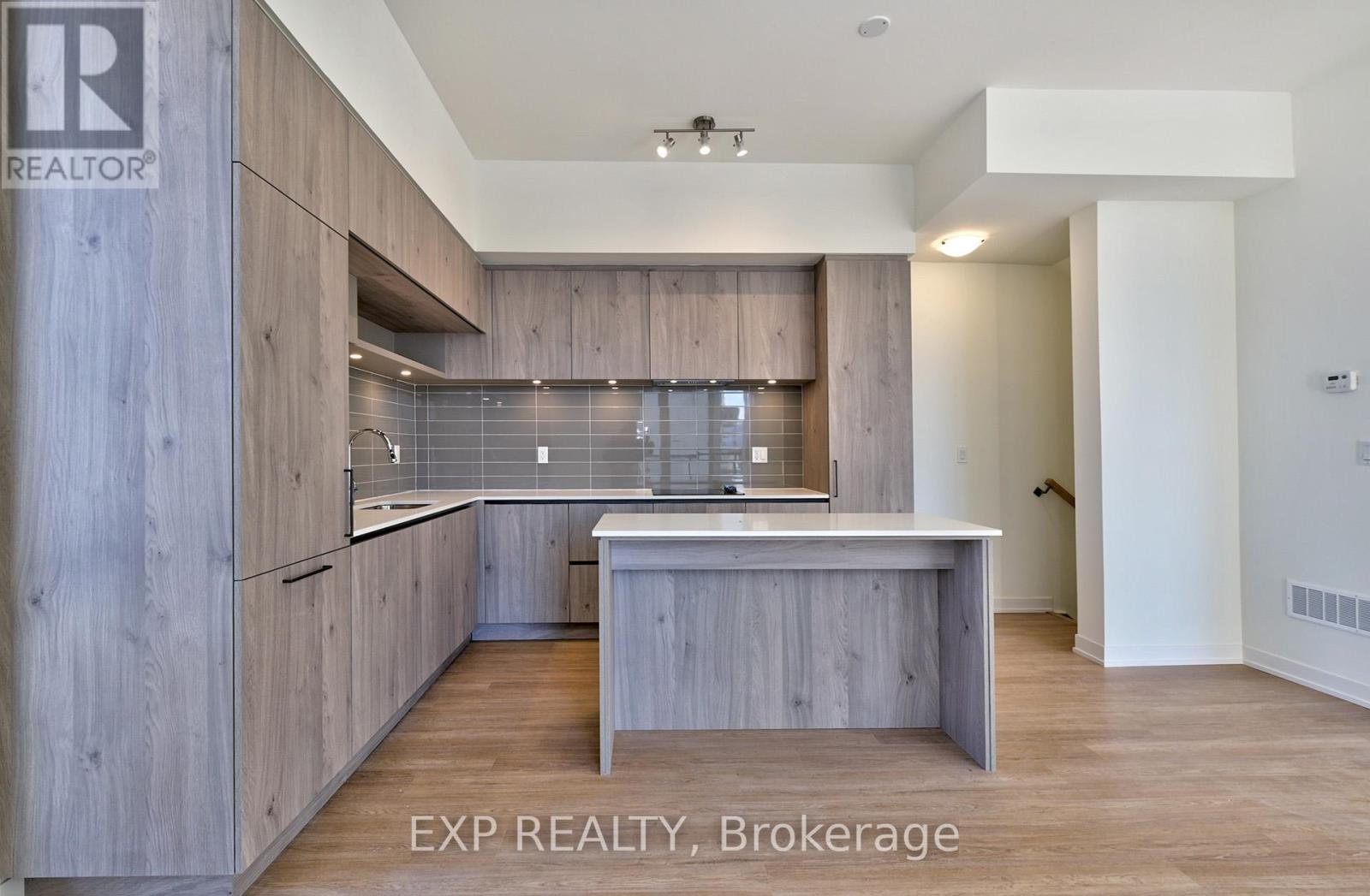 Photo 6 of 1017 14 David Eyer Road, Richmond Hill ON