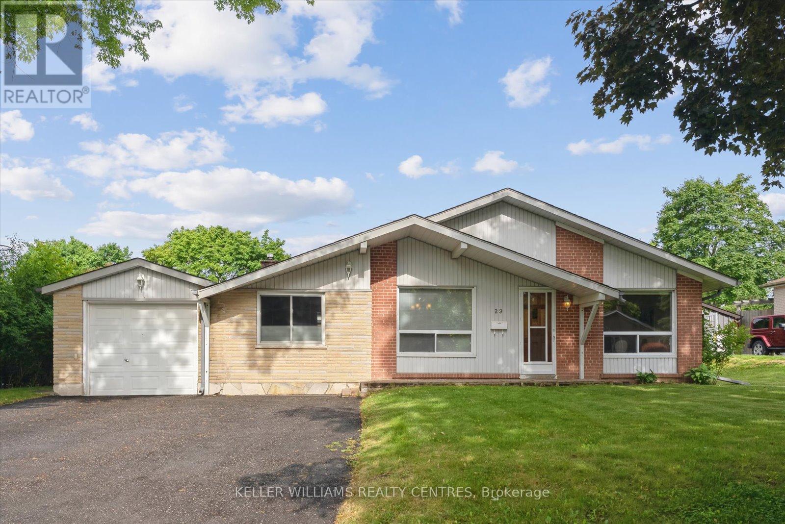 Photo 1 of 29 Seaton Drive, Aurora ON