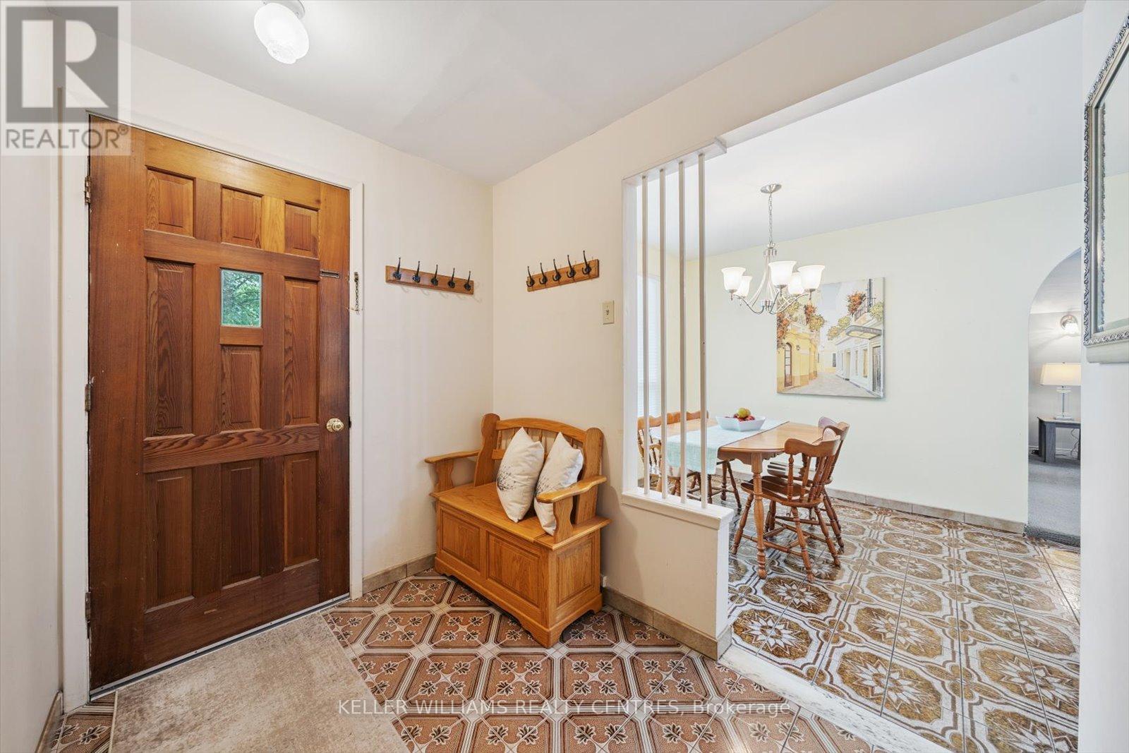 Photo 10 of 29 Seaton Drive, Aurora ON