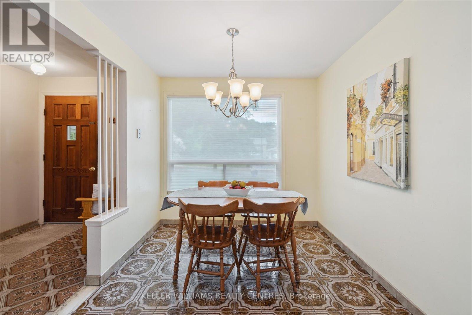 Photo 11 of 29 Seaton Drive, Aurora ON