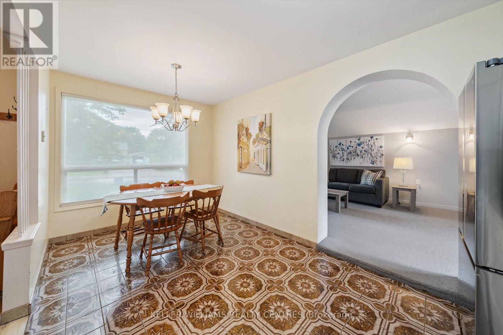 Photo 12 of 29 Seaton Drive, Aurora ON