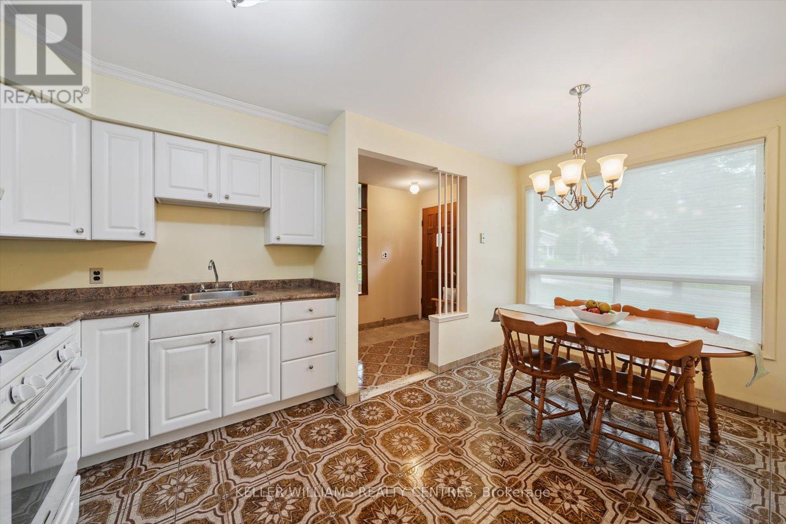 Photo 13 of 29 Seaton Drive, Aurora ON